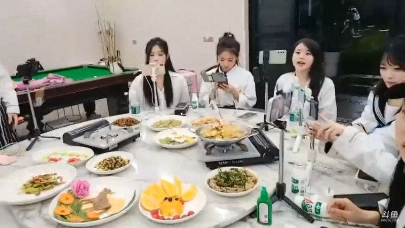 肖哥看女主播做的菜，大家都不敢吃自己的菜啊