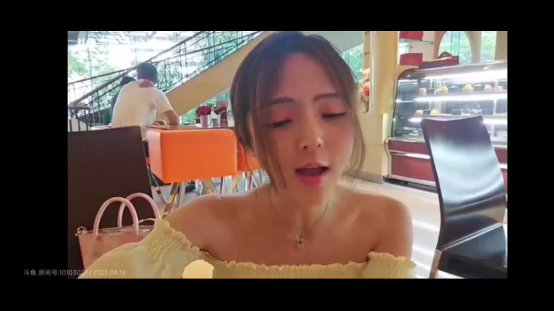 美女爱丽丝去泰国旅游，在餐厅唱歌很好听