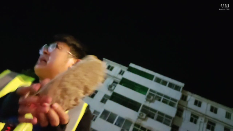 我在斗鱼看火力堂主直播户外