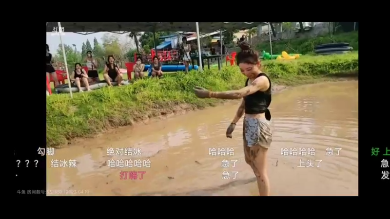 女主播田里比赛摔跤，圆妹和大可爱中途休息