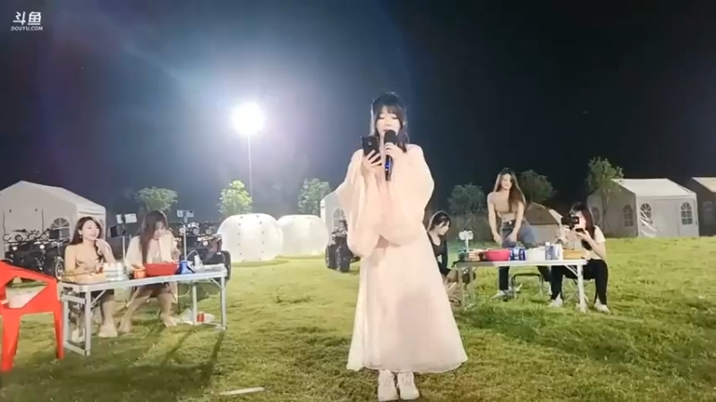 美女小姐姐唱歌好听啊