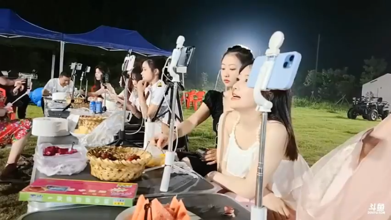 肖哥让大家桌子围起来，这样好表演