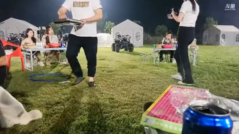 萌萌唱歌很好听，强哥开始分蛋糕庆祝七周年