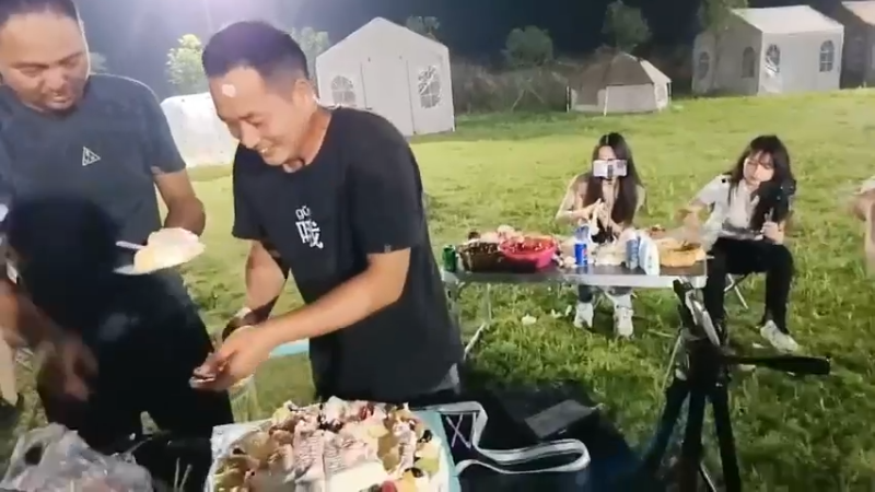 强哥分蛋糕还跳舞，快乐啊