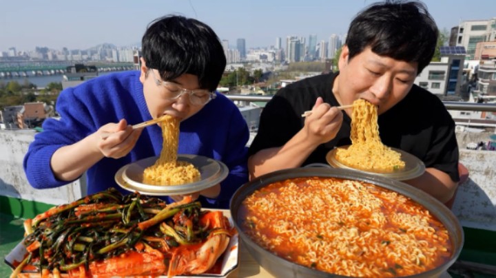 和朋友一起享用金拉面和炸酱面，搭配辣爽泡菜，大口吸溜超美味！