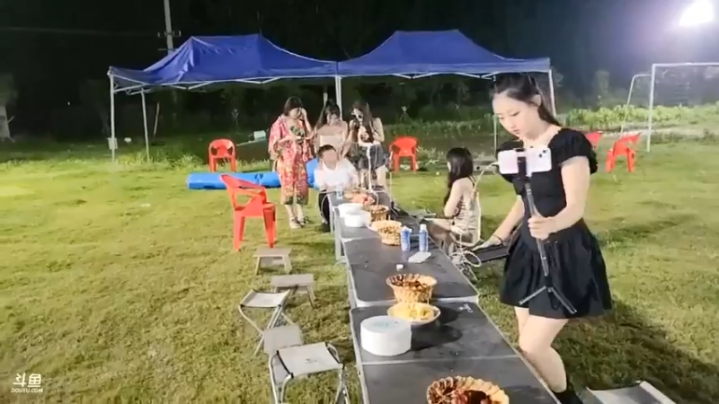 8点了还没吃饭，大家说女主播饿了