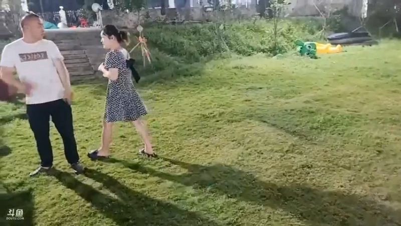 肖哥七周年快乐，女主播对饮庆祝