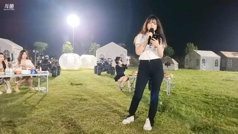 美女萌萌唱歌很好听，大家都说不错