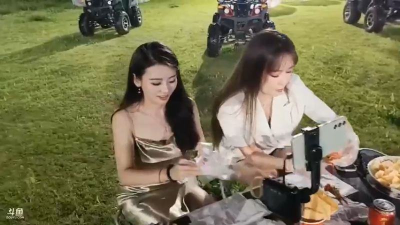 肖哥看大家吃丰盛的晚餐，这烧烤好吃啊，鱼总专业