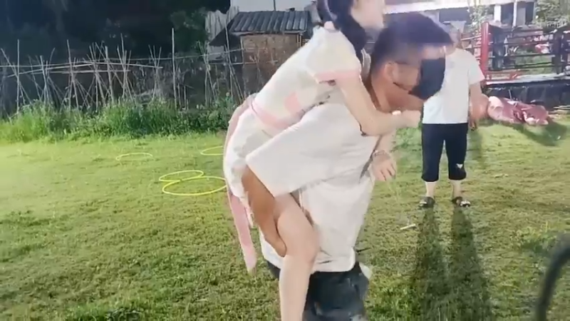 肖哥背着美女初九玩游戏速度很快，女主播都说肖哥太快了