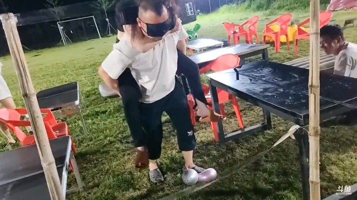 五毒背着美女萌萌玩游戏，大家羡慕五毒，但是五毒也累，费工具人啊