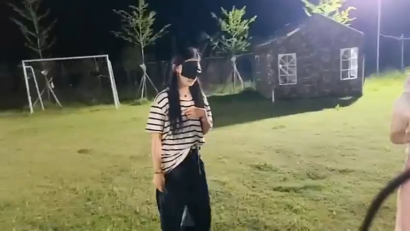 肖哥背美女咩咩玩游戏，大家都说肖哥是真的快啊