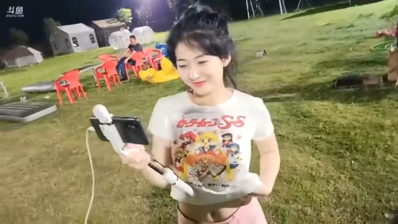 肖哥给女主播说游戏规则，萌萌没听懂