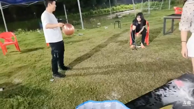 美女姗姗和初九玩游戏，姗姗说她太硬了