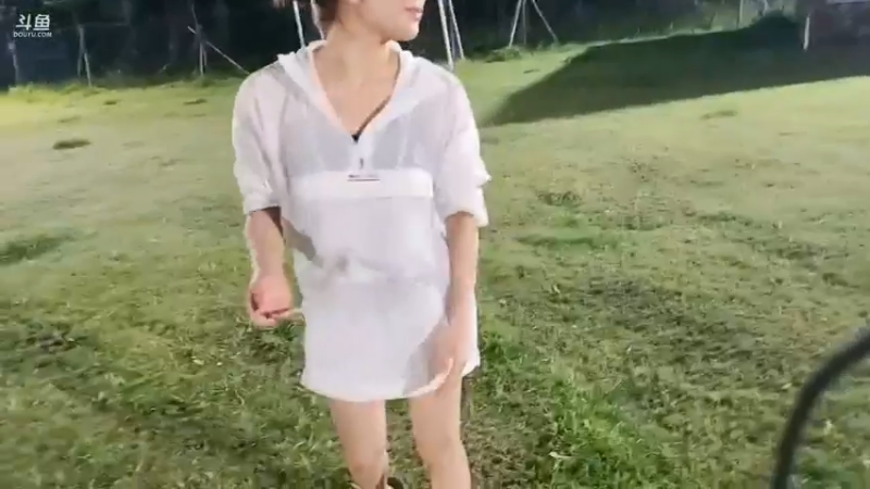 强哥背着圆总玩游戏，强哥好开心啊，速度很快啊