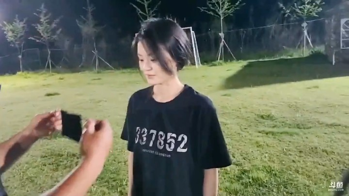 肖哥背着新妹妹玩游戏踩气球，肖哥说很累但是很享受