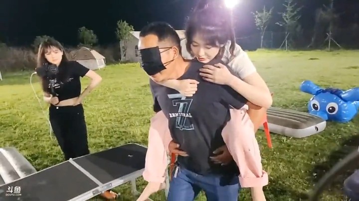 强哥背美女姗姗玩游戏，强哥笑的很开心，好累也很开心