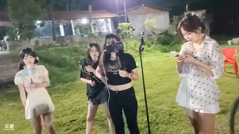 女主播用嘴巴运送面粉玩游戏，真有意思啊