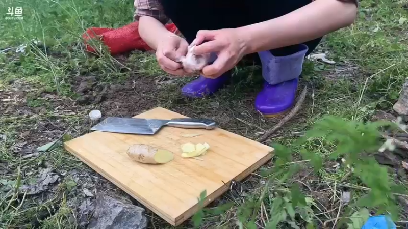 圆妹妹准备看队友鹅妹做菜了，还没生抽