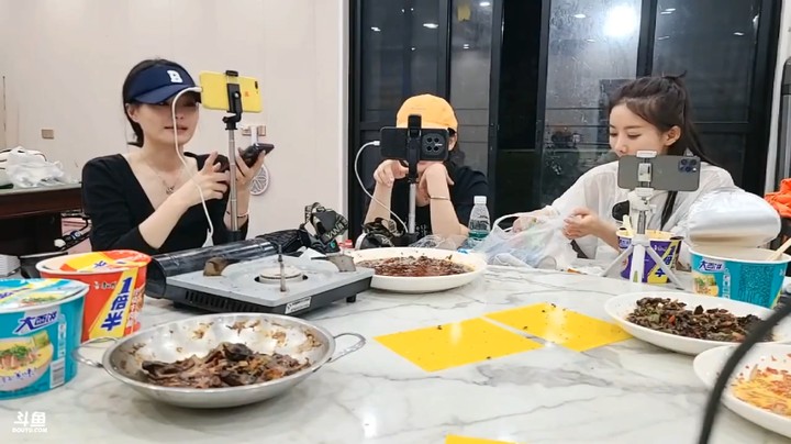 肖哥和女主播从野外吃饭回来了