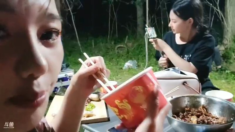 美女鹅妹淡定吃饭，其他人居然不吃了