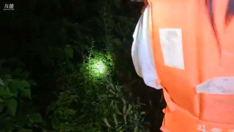 肖哥想吓她们，结果她们不怕