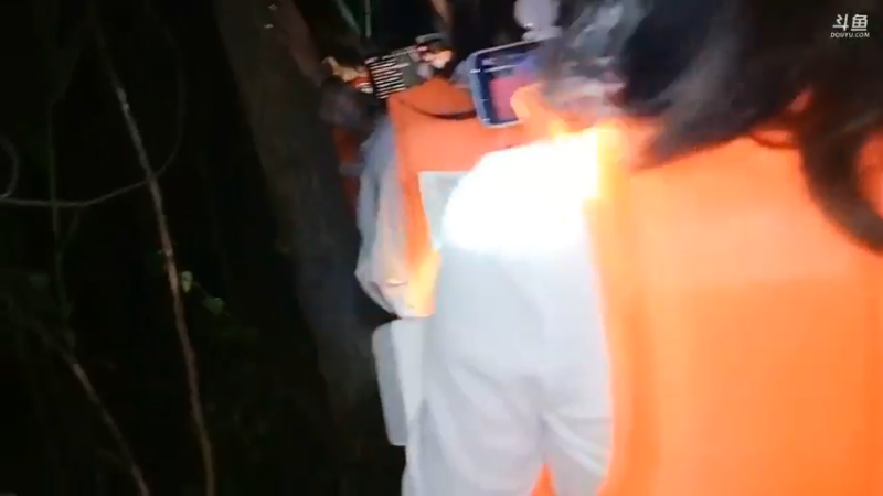 肖哥和女主播走路，走山野回家