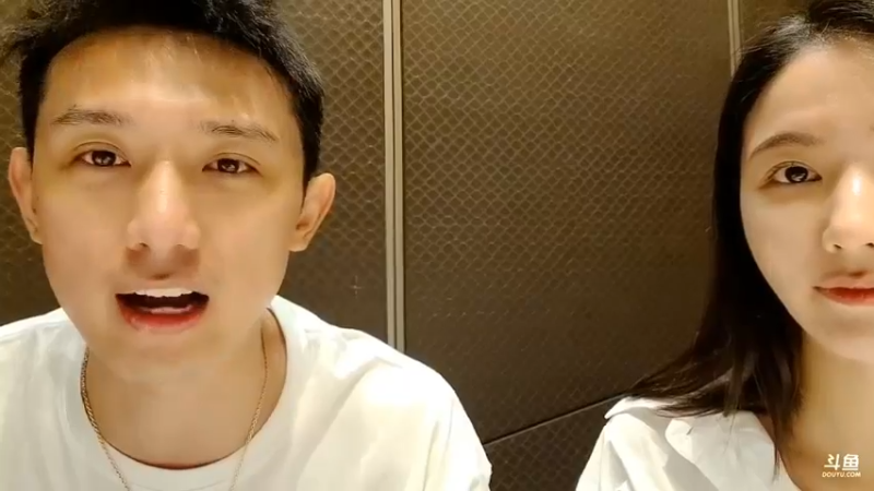 博哥和翘哥、美女娜娜一起吃饭，有说有笑快乐