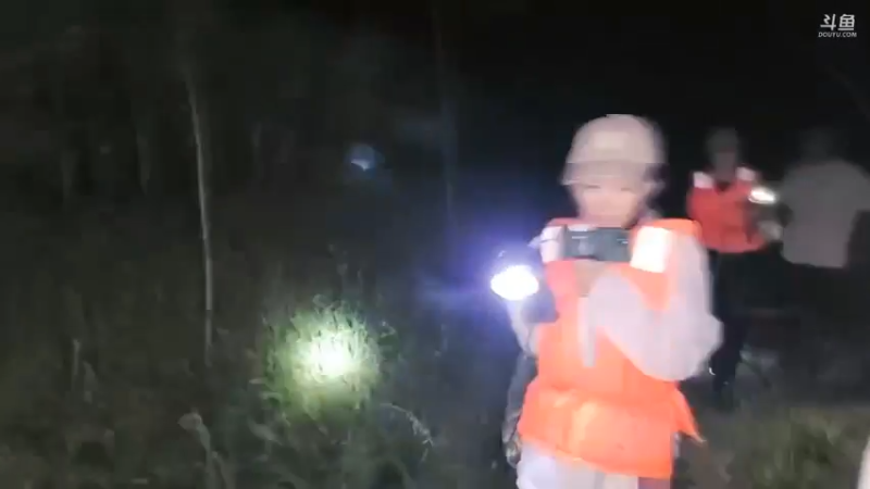 肖哥吓圆妹妹一跳，好搞笑