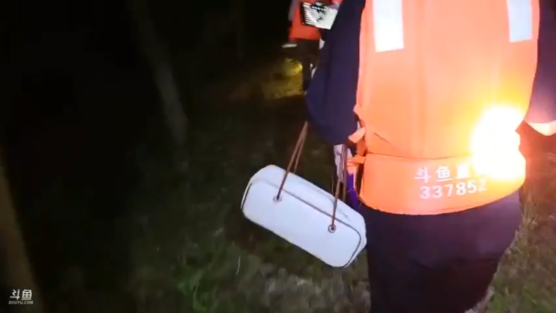 肖哥和女主播走夜路，美女萌萌淡定吃果冻啊