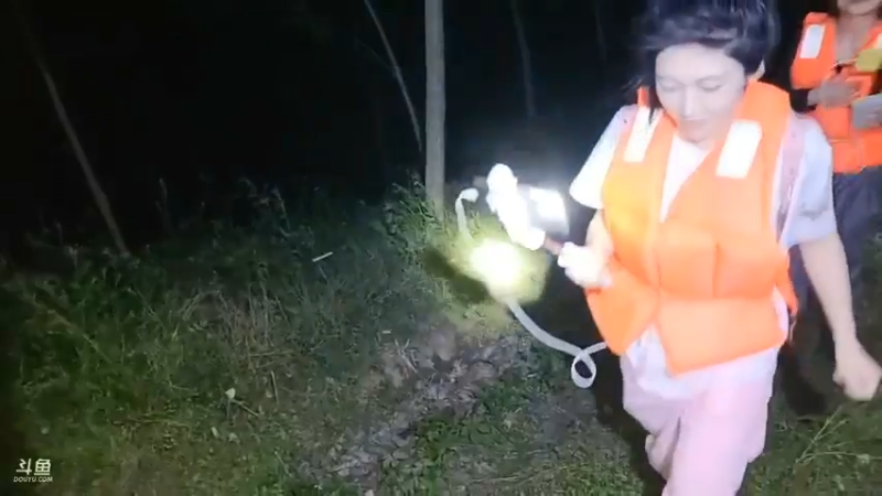 肖哥吃完饭和女主播晚上走山路