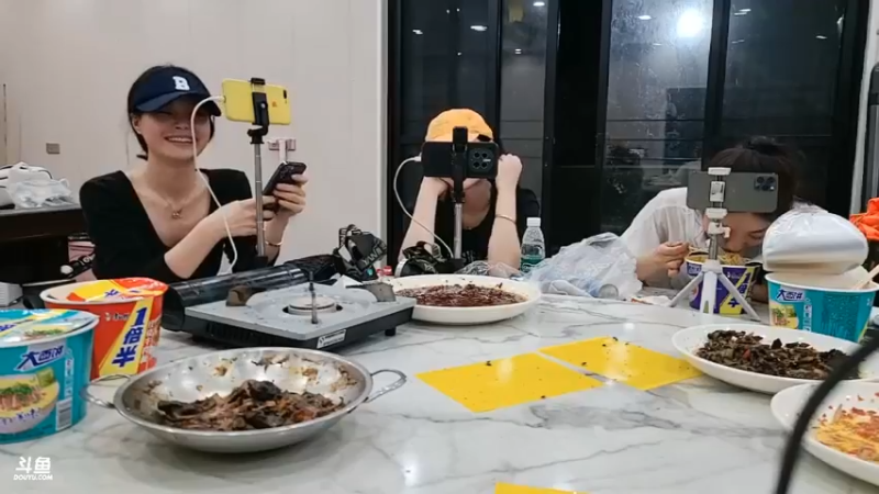 肖哥和女主播回来在桌上继续直播，这剩菜没人处理啊