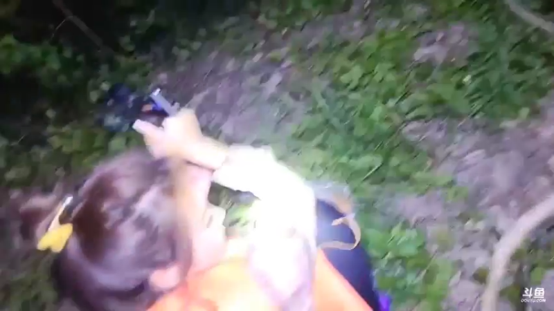 女主播说扎到了，肖哥说小心点啊