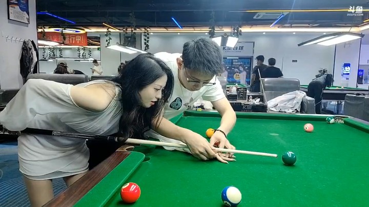 博哥开车带美女去打桌球，手把手很耐心的教她