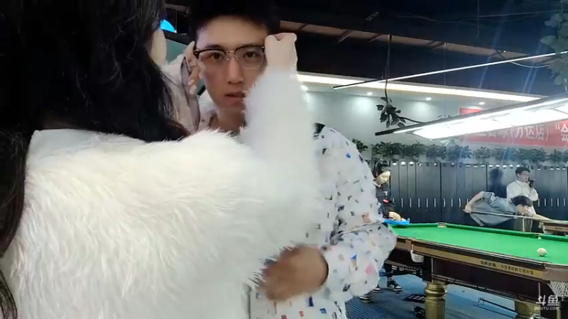 博哥和美女打桌球，结果有兄弟帮忙买单