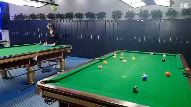 博哥和美女去打桌球，美女好白啊