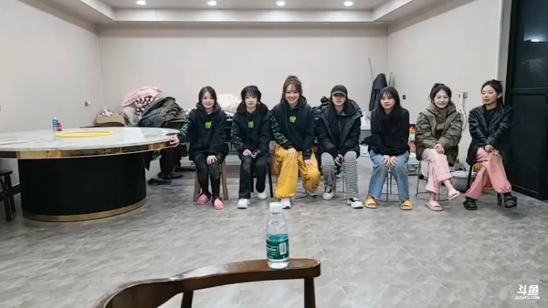 肖哥和美女玩游戏，美女要接受惩罚