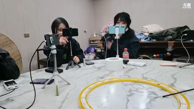 肖哥和女主播玩游戏，美女玩的开心 啊