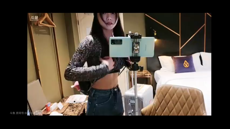 美女茵茵一个人在泰国酒店