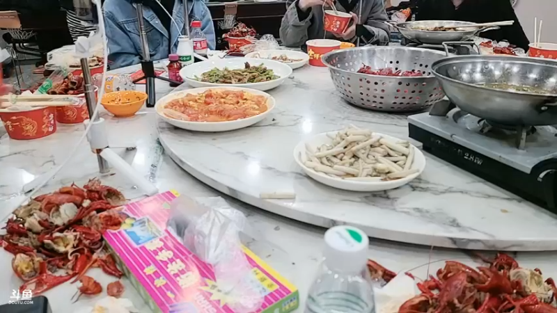 美女鹅妹在肖哥那吃美食