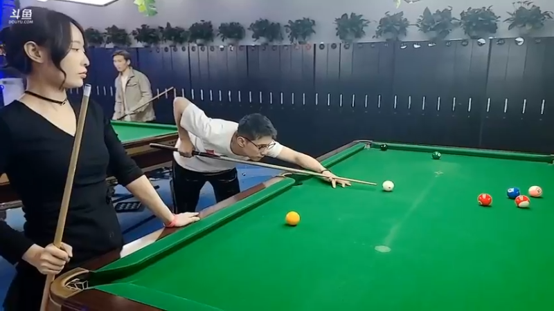 博哥和美女打桌球，陪玩打的可以