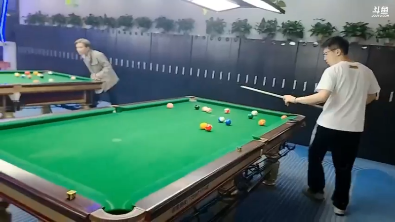 博哥和美女打桌球，小姐姐帮忙拍摄
