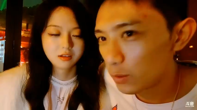 博哥和美女玩游戏，美女好可爱，博哥血赚