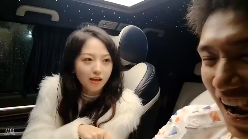 博哥和美女讨论到底去哪里玩，美女不想去她家