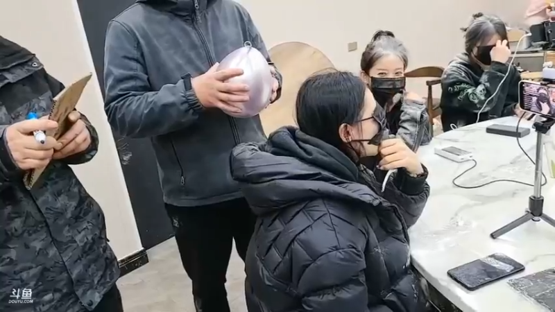 肖哥和女主播玩游戏，输了要头上晒面粉