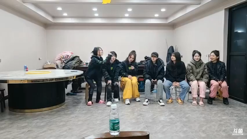 肖哥和美女主播玩游戏，大家都很开心