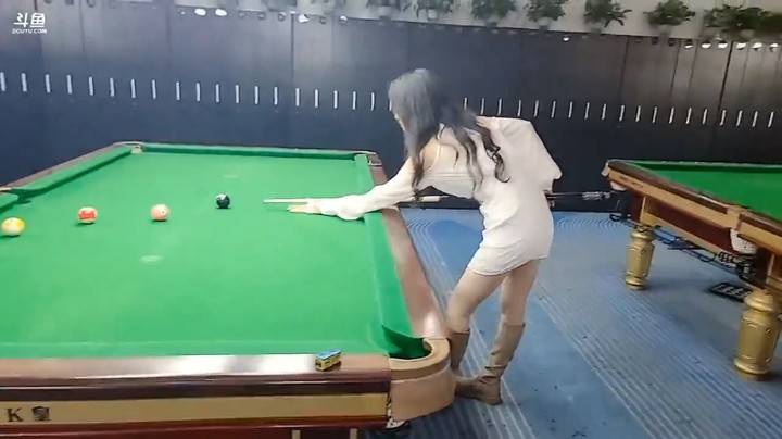 博哥教美女打桌球，美女很认真的学