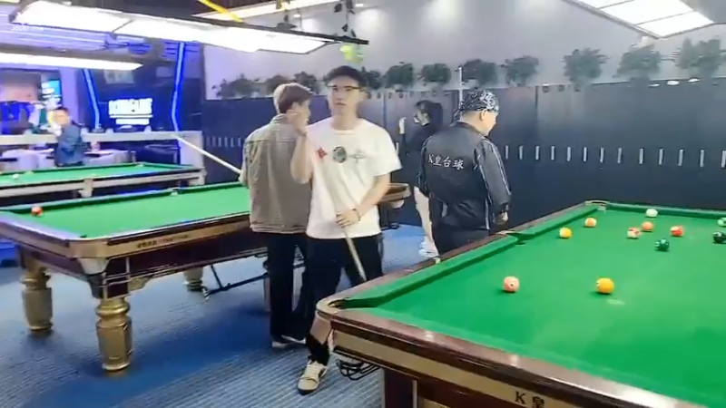 博哥找了个高手打桌球，大家说大哥放水了啊