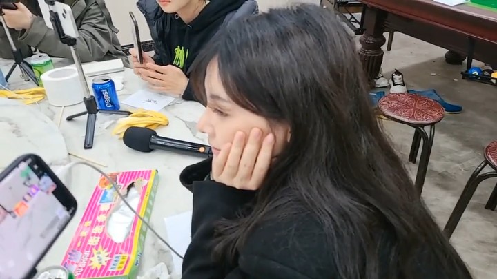 肖哥看美女玩游戏，猜谁的词不同，强哥玩的好啊，居然赢了