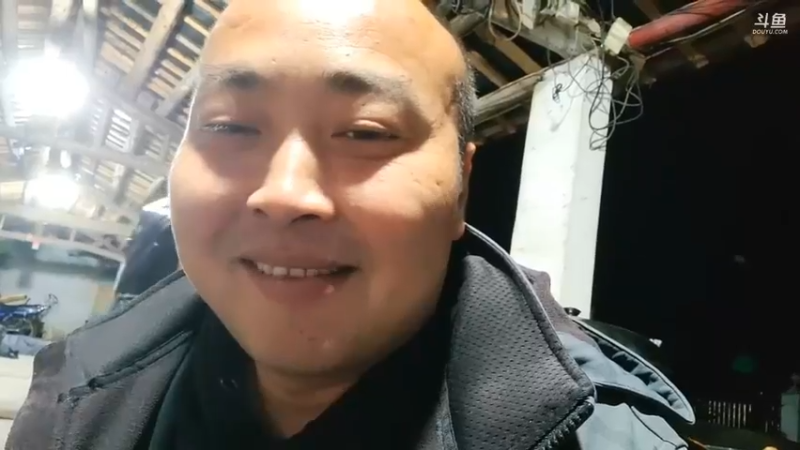 五毒还想做俯卧撑，一个俯卧撑一个飞机美滋滋